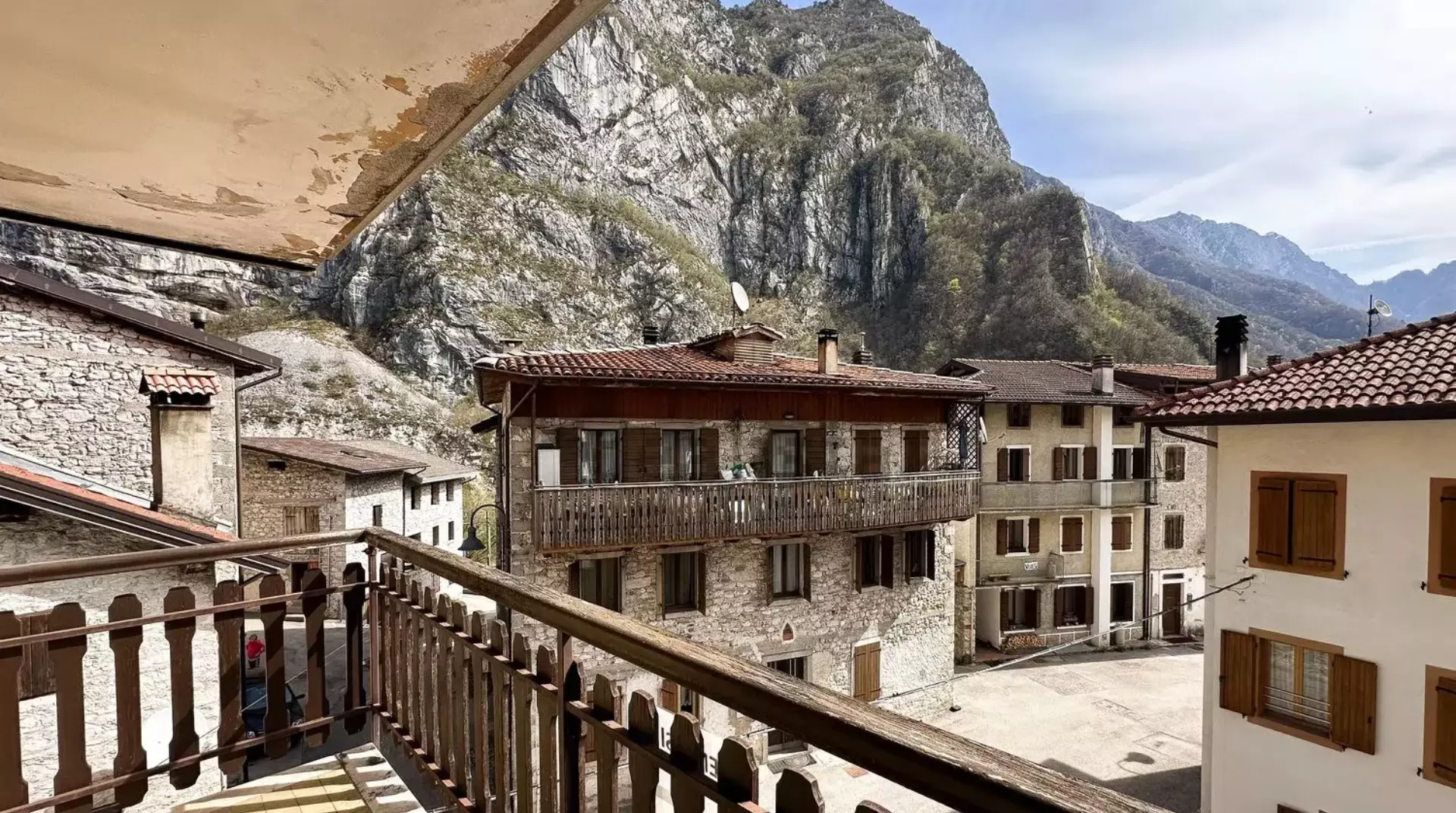 Un apartament cu vedere la Dolomiți costă mai puțin decât o mașină. Cu cât se vinde locuința de 72 mp